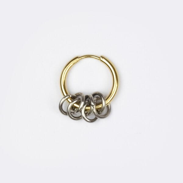 Mono boucle d’oreilles en acier inoxydable. Elle est composée d'une créole doré et d'anneaux argenté emmêlés les uns aux autres.