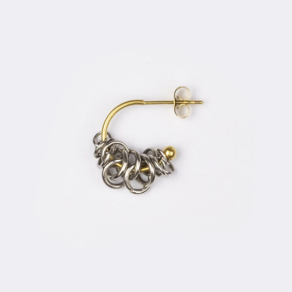 Mono boucle d’oreilles en acier inoxydable composée d'une créole doré et de multiples anneaux
