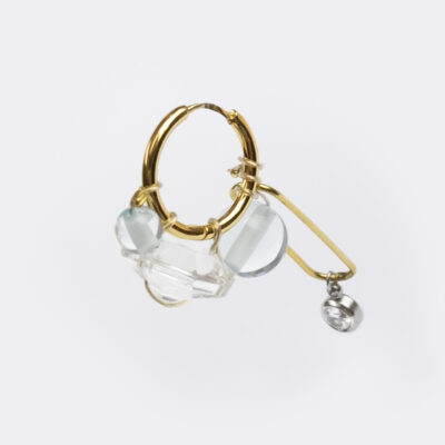 Mono boucle d’oreilles en acier inoxydable composée d'une créole doré, de perles en résine, d'une pampille vintage en verre et un oxyde de zirconium