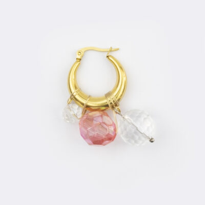 Mono boucle d’oreilles en acier inoxydable composée d'une créole doré, et de perles synthétiques rose et transparentes