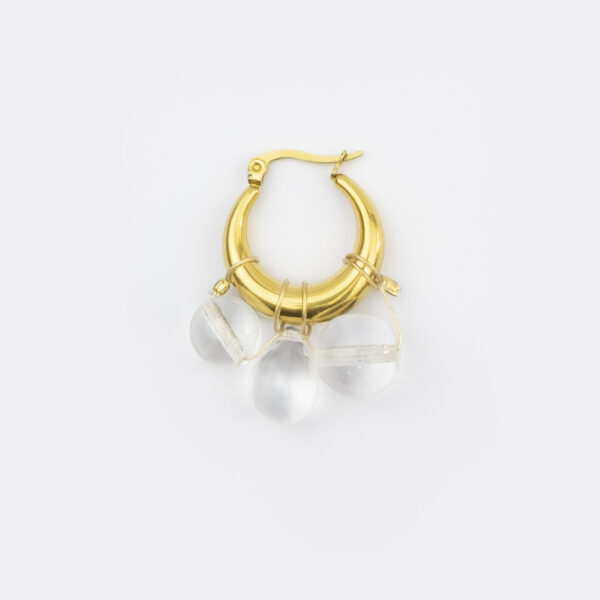 Mono boucle d’oreilles en acier inoxydable composée d'une créole doré, et de perles en verre tchèque transparentes