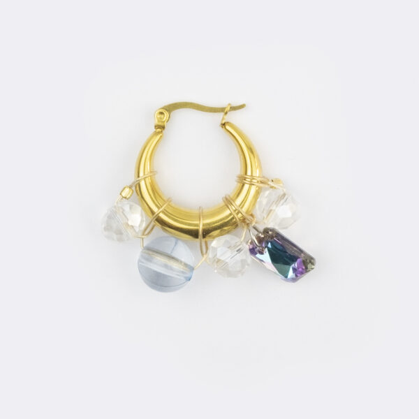 Mono boucle d’oreilles en acier inoxydable composée d'une créole doré, et de perles synthétiques transparentes et bleu de seconde main ainsi que d'un pendentif en cristal