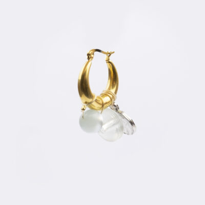 Mono boucle d’oreilles en acier inoxydable composée d’une créole doré, de perles de seconde main et d'un apprêt en métal
