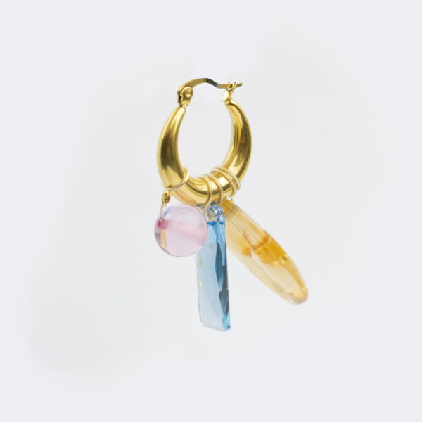 Mono boucle d’oreilles en acier inoxydable composée d’une créole doré, de perles synthétiques et d'un pendentif en cristal bleu