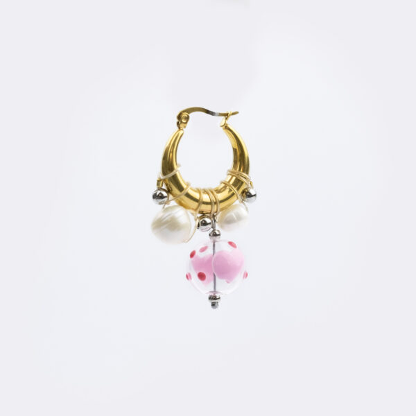 Mono boucle d’oreilles en acier inoxydable composée d’une créole doré, de perles argenté et d'une perle en résine peinte à la main