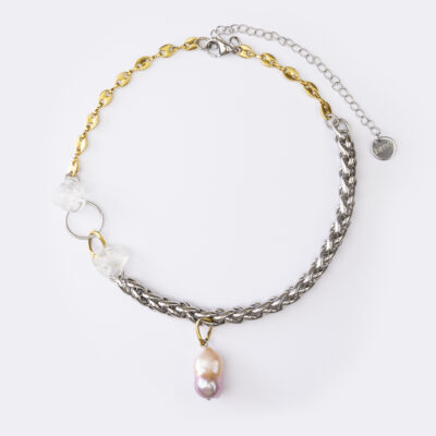 Collier en acier inoxydable. Il s'agit d'un collier composé d'une chaine argenté, d'une chaine doré, de deux perles en verre en forme de rose et d'un pendentif en perle de culture rose pâle