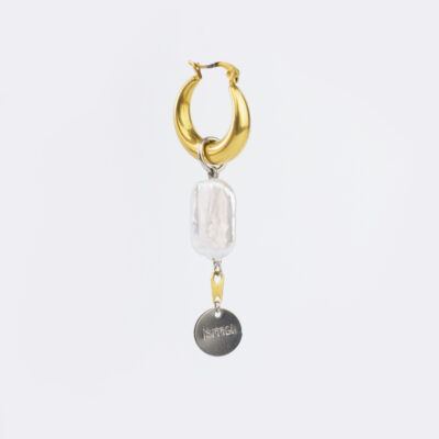 Mono boucle d’oreilles en acier inoxydable composée d’une créole doré, d'une perle de culture ainsi que d'un médaillon de la marque poinçonné à la main