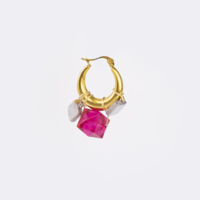 Mono boucle d’oreilles en acier inoxydable composée d'une créole doré et de perles tissées de seconde main chinées à Nice