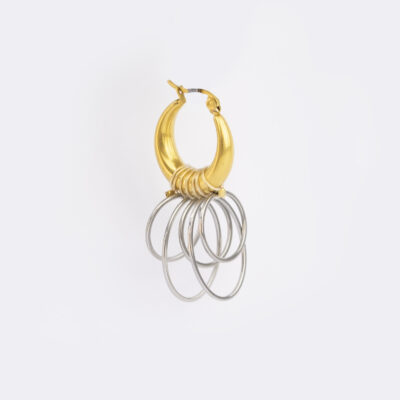 Mono boucle d’oreilles en acier inoxydable composée d'une créole doré et d'anneaux ronds et ovales argenté