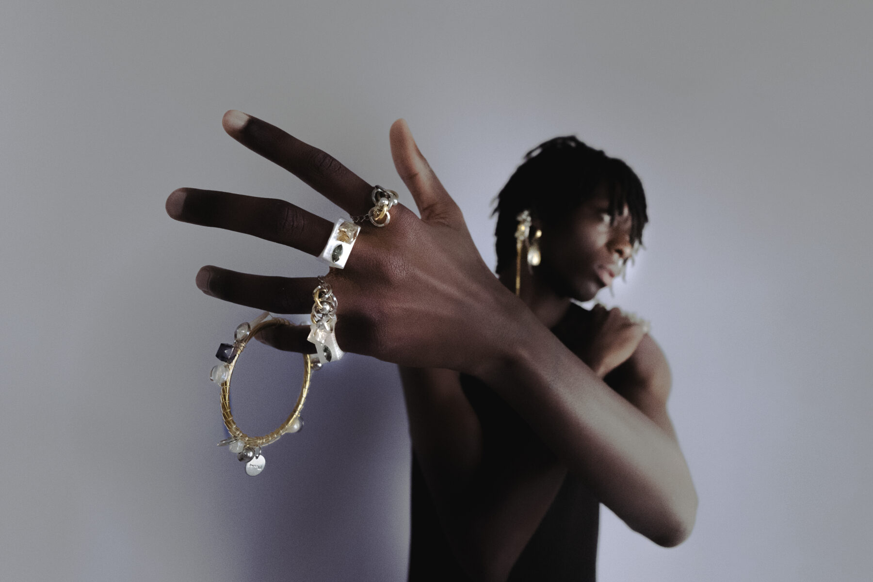 Bague en plastique biosourcé composée de deux cristaux oranger et gris sur une base transparente. Cette bague est disponible en différentes tailles (51,54,57,60)