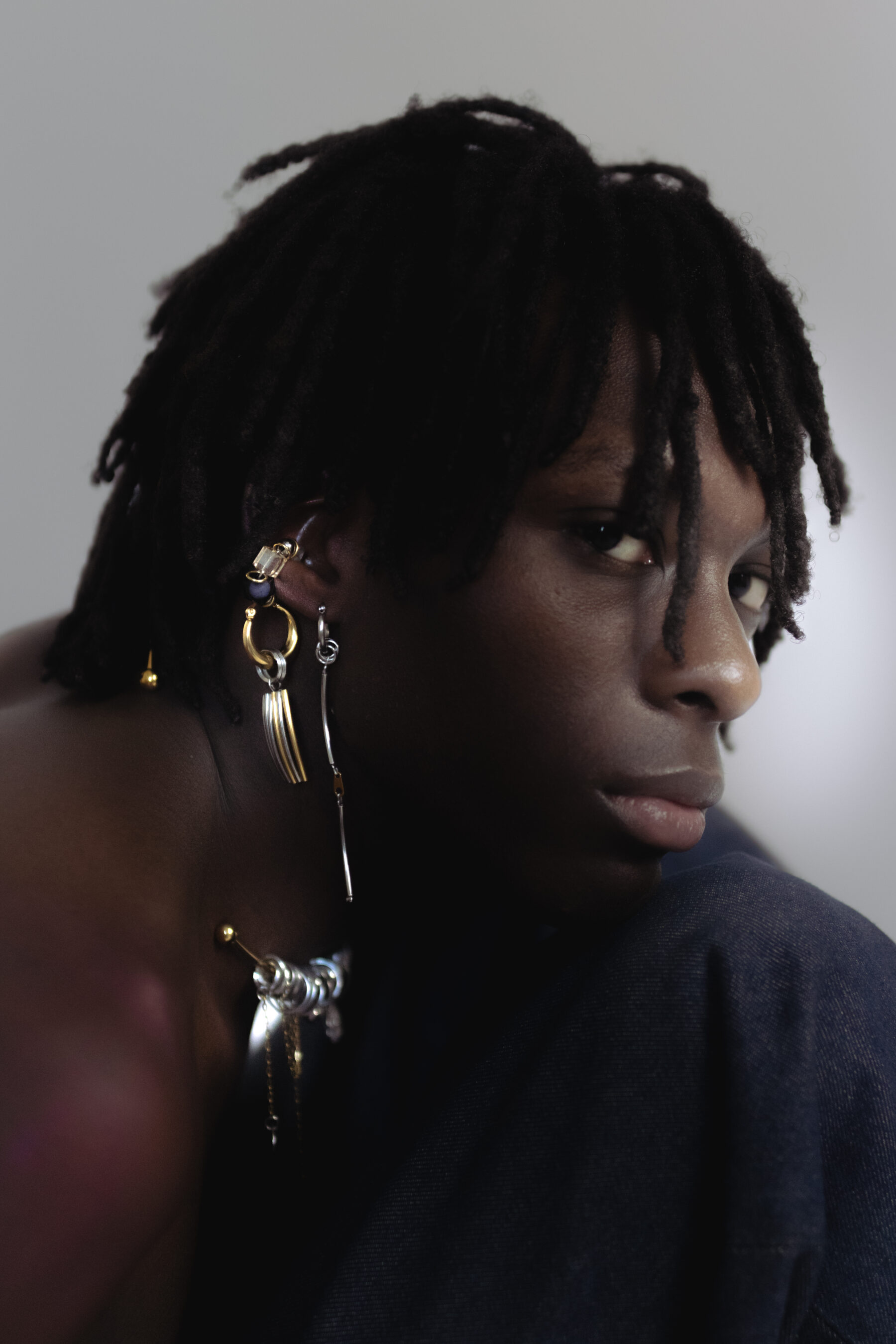Earcuff en acier inoxydable. Il est composé d’un anneau argenté, de perles en cristal et synthétiques de différentes couleurs séparés par des anneaux dorés